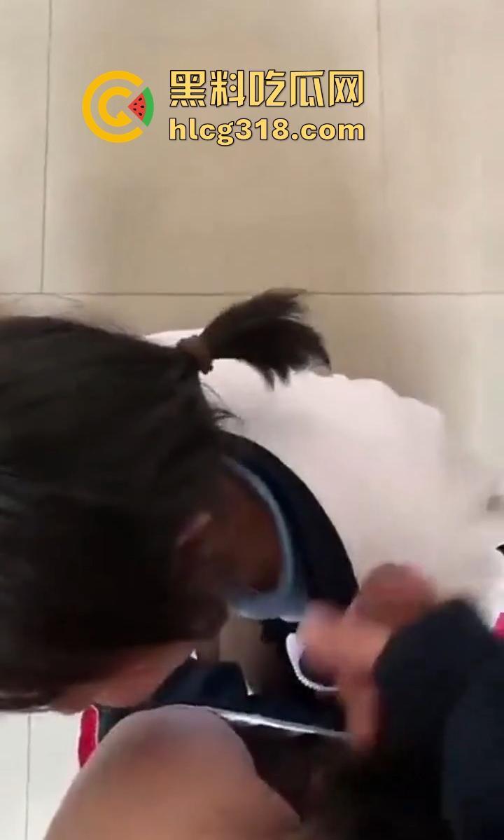 清纯反差高中学妹【李诗雨】跪地深喉肉棒眼神魅惑勾魂,微胖巨乳,极其淫乱母狗气质十足!-4