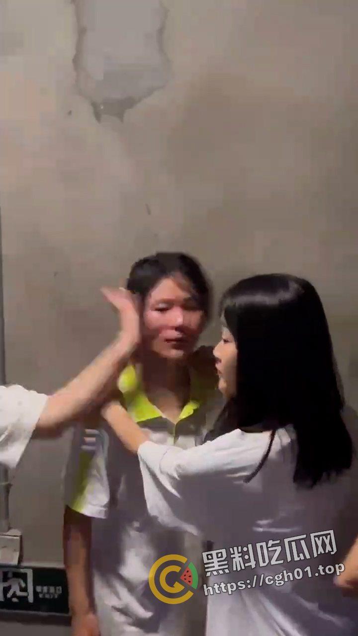 陕西大荔县初中六年级小太妹集体霸凌 轮流扇巴掌脸都肿成猪头了 现场视频流出-3