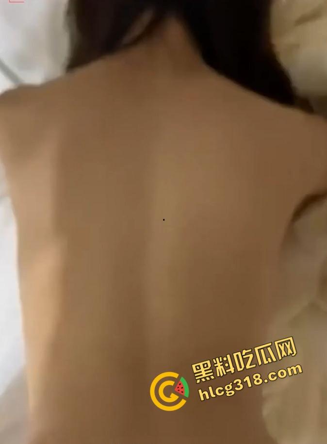 清纯外表全是装，新疆昌吉美少女『杜洁』视频流出被操到嗓子眼，私下猫奴玩法奶头让猫舔！-12