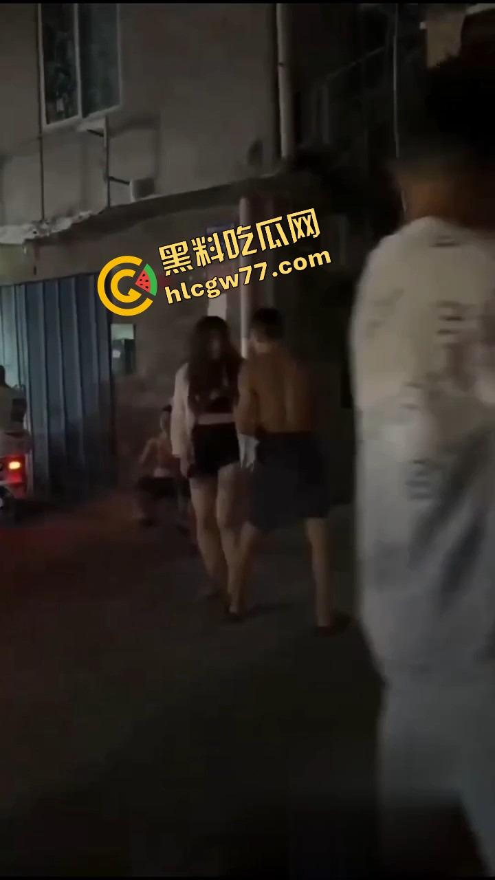 群友嫖完不给钱专挑奶子大的玩 160日了爽翻还想跑路？你当自己是啥 开完坦克还想跑！-11