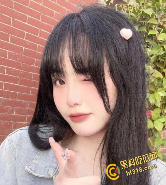 贵州桌游店嫩妹【郑洛芸】，穷人的女神富人的玩具，被富二代调教成母狗，狗趴鞭策舔脚随便玩 !-1