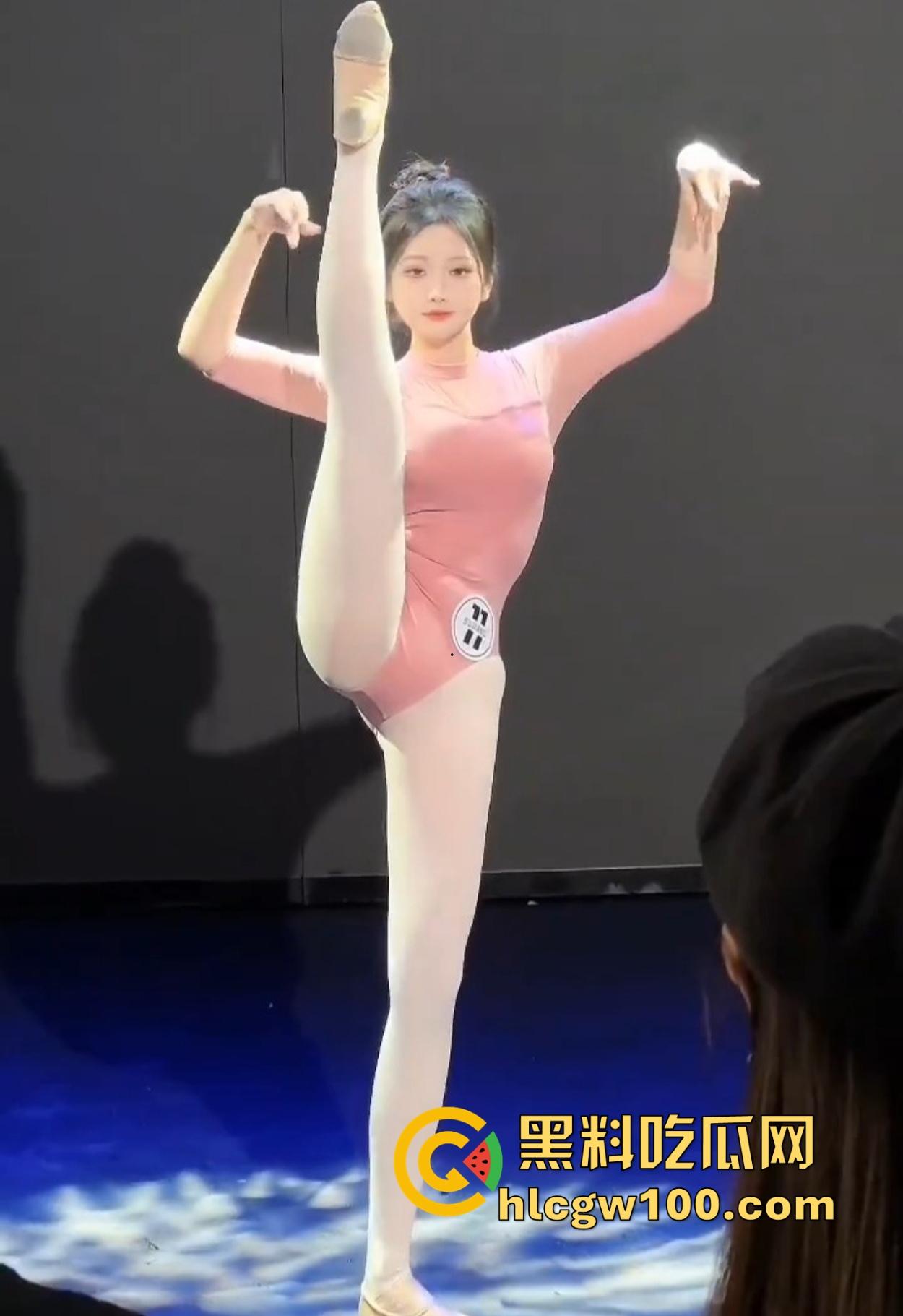 舞蹈生谁不想谈?大长腿翘屁股柔韧性炸裂,又能劈叉又能下腰,这身柔韧性谁上谁知道,所以到底都被谁拿下了?-6