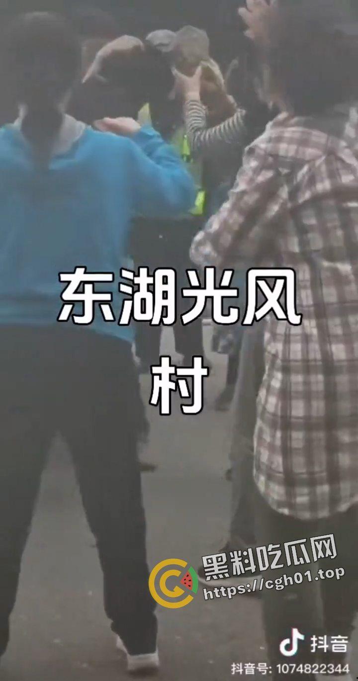 武汉东湖风光村强拆事件!拆迁队和村民大混战 警察在一旁无动于衷 相关话题全网删除 现场视频流出-4