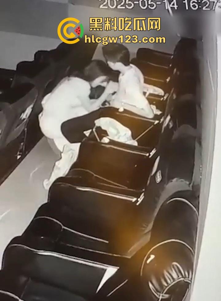 电影院监控下 情侣吃鸡被抓包 角落里埋头猛吸十分刺激 尺度炸裂到让人脸红心跳!-4