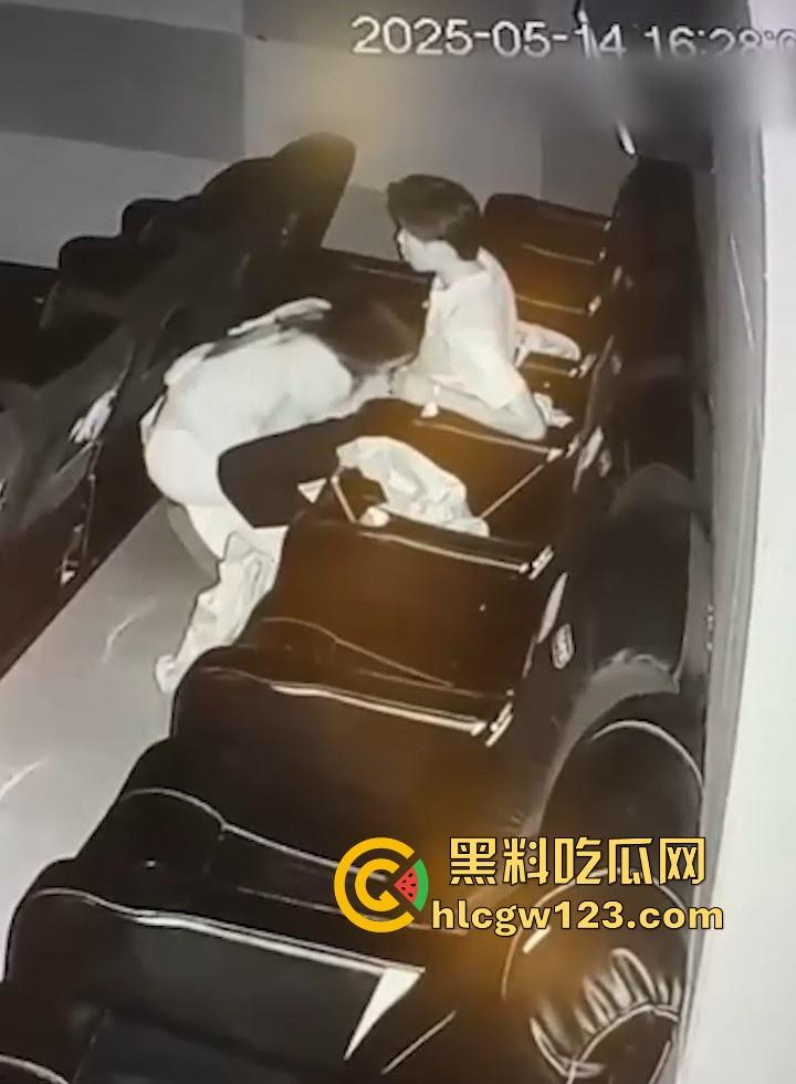 电影院监控下 情侣吃鸡被抓包 角落里埋头猛吸十分刺激 尺度炸裂到让人脸红心跳!-5