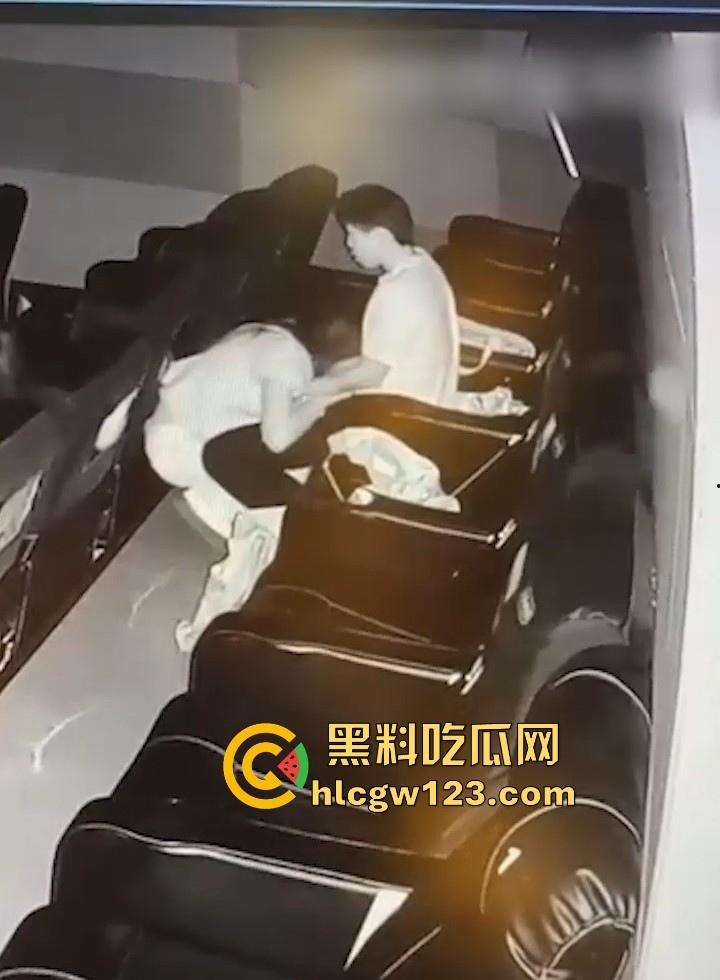 电影院监控下 情侣吃鸡被抓包 角落里埋头猛吸十分刺激 尺度炸裂到让人脸红心跳!-7