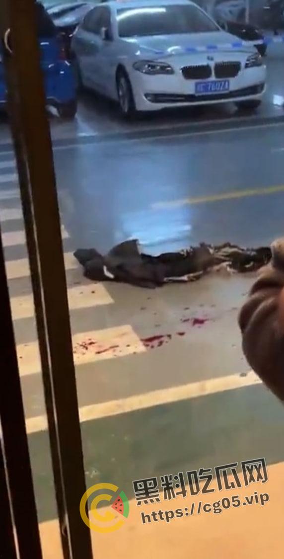 温州鹿城区地下车库发生爆炸 因欠债报复一男子腿被炸断 现场围满特警 警匪大片既视感 现场画面曝光-5