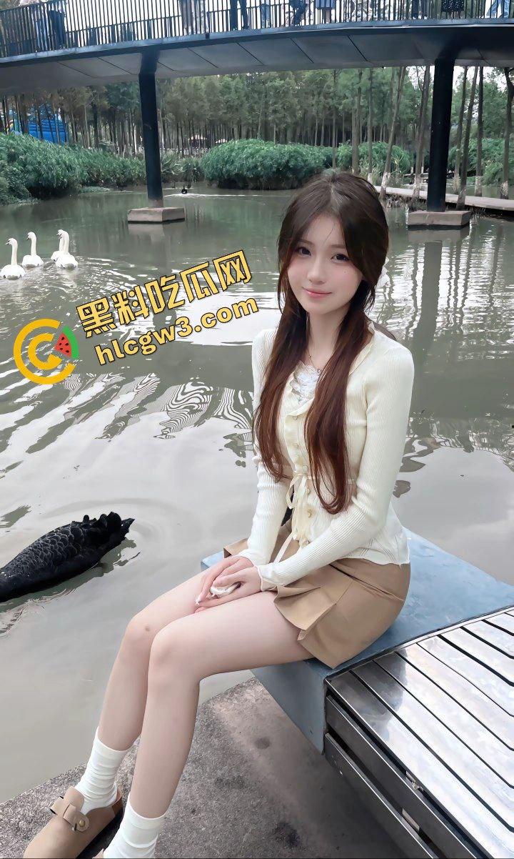 抖音清纯可爱嫩妹反差网红『悲伤小云吞』定制裸露骚舞 酒店浴缸裸奶自拍 独家原创曝光！-7