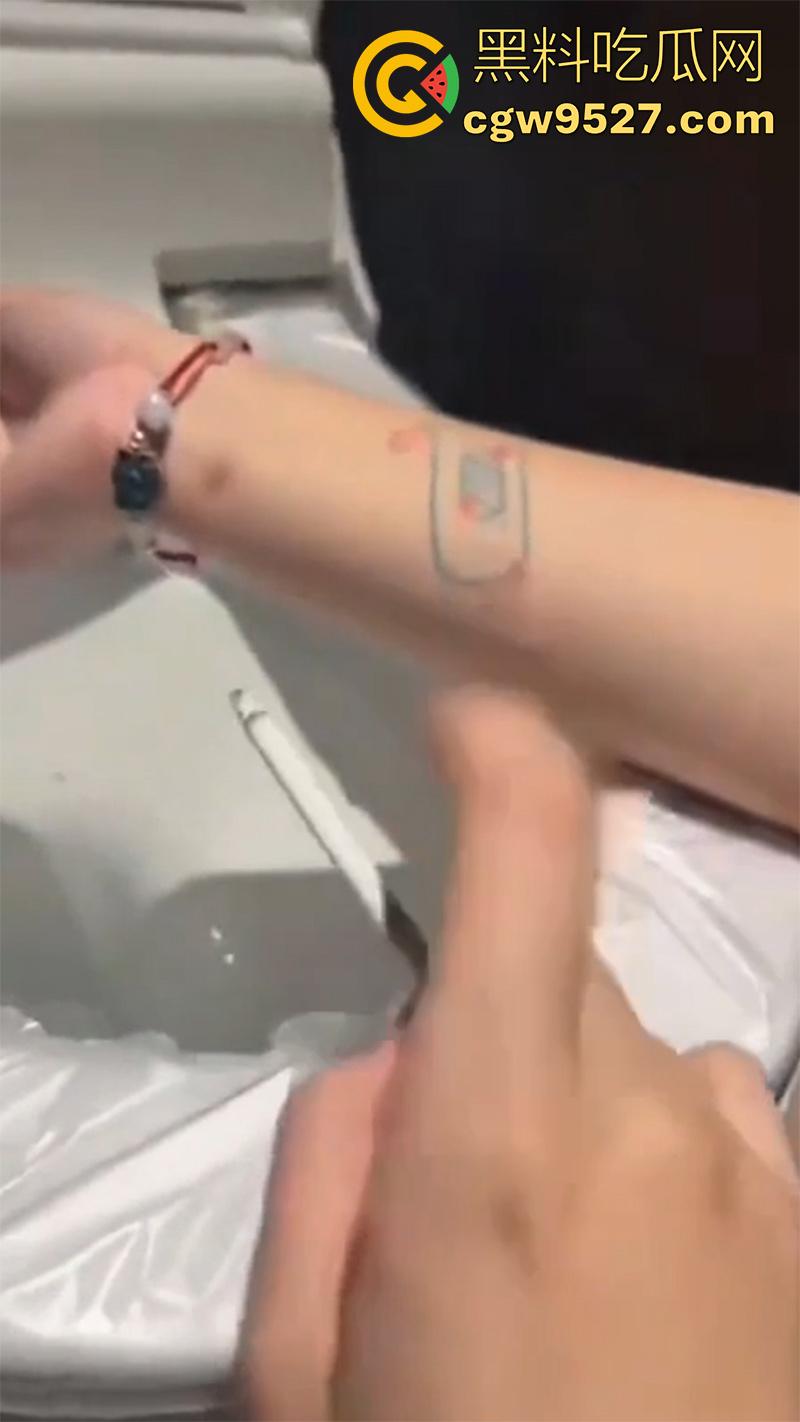 全网疯传马桶割腕女孩，真实自杀鸡皮疙瘩都起来了，脂肪层都割开了，还扒拉了一下，太重口了！-1