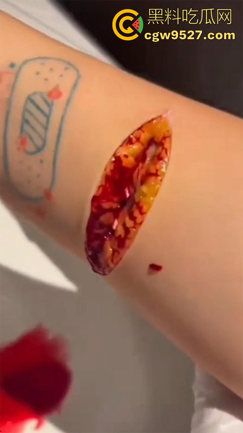 全网疯传马桶割腕女孩，真实自杀鸡皮疙瘩都起来了，脂肪层都割开了，还扒拉了一下，太重口了！-6