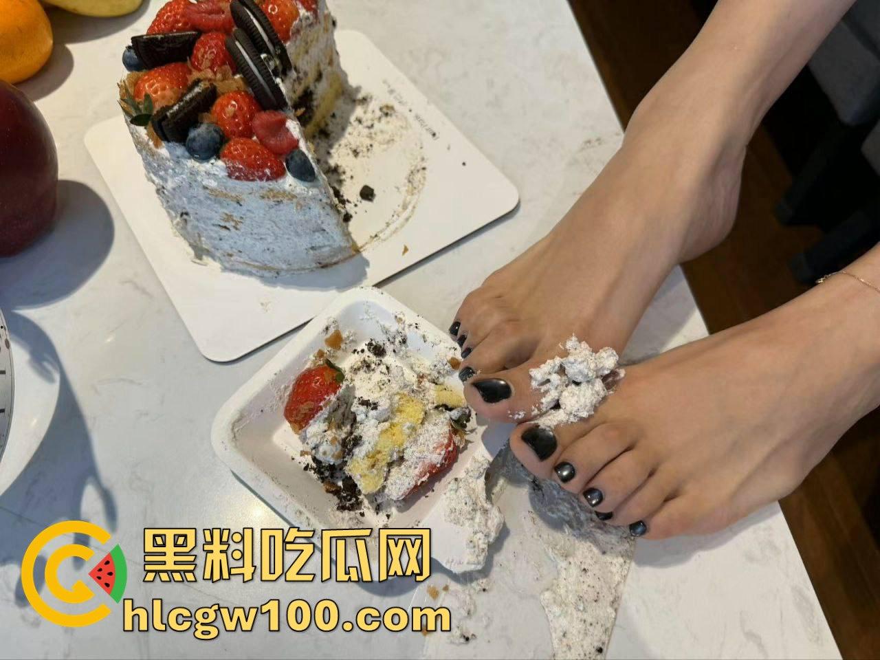 上海恋足癖老哥包养空姐只为玩脚，骚气空姐美脚喂蛋糕，老哥不日逼只玩脚，难言之瘾让人看傻！-5