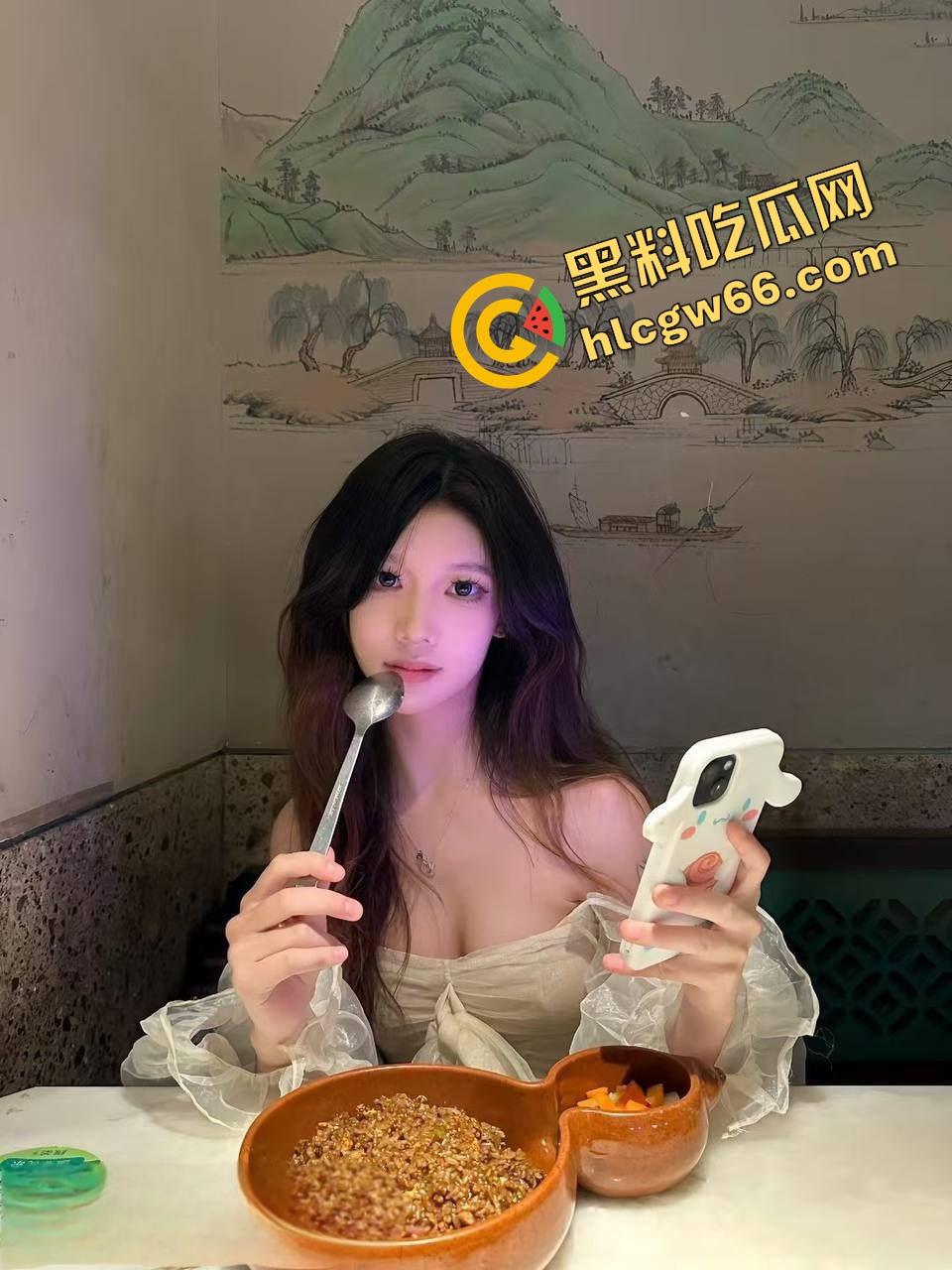 湖南信息科技学院高颜值妹子【刘洁】跟富二代男友外出玩，各种跪地吃鸡啪啪，鸡巴吃得都香喷喷！-2