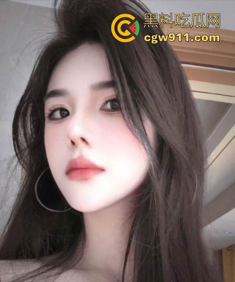 成都工商大学【李奕然】分手一月速变骚婊，soul约炮口交舔蛋视频曝光，女仆翘臀求操，炮友内射狂干！-2