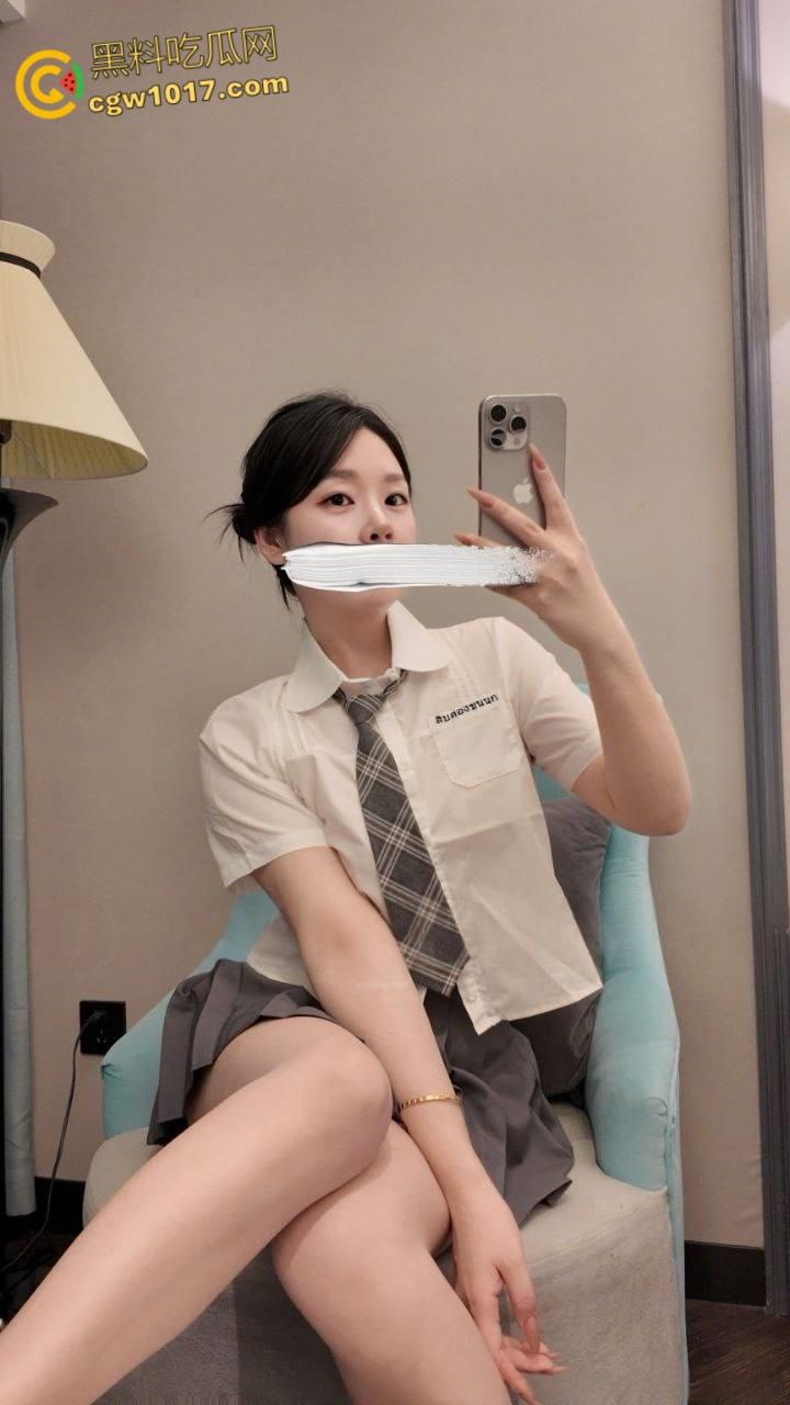 极品福利姬【Olive】，高颜值御姐好利来制服，白虎一线天厨房自慰，极品翘臀后入疯狂抽插，高潮白浆喷涌四溢 ！-1