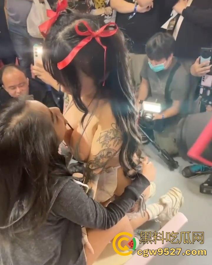 全世界最巅峰的成人展!巨乳肥臀的女神各种骚拍,和观众热情互动舔逼,为你双眼打开见识圈!-6