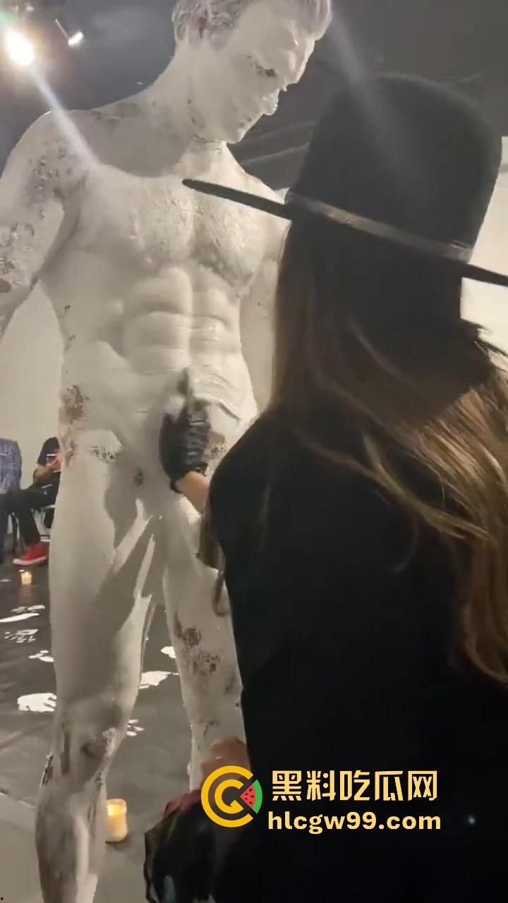 法国艺术圈离谱新高度，16cm大屌男全裸涂满白色液体，用身体狂甩颜料，玩的是真抽象人体艺术？-1