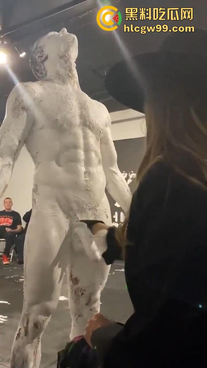 法国艺术圈离谱新高度，16cm大屌男全裸涂满白色液体，用身体狂甩颜料，玩的是真抽象人体艺术？-4