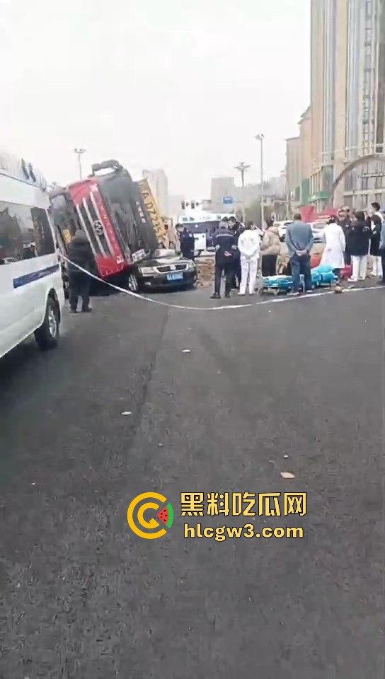 成都郫县渣土车侧翻压塌小轿车，事故致三死一伤，原因疑为小车强行变道！-2