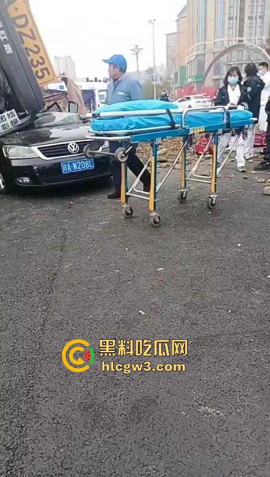 成都郫县渣土车侧翻压塌小轿车，事故致三死一伤，原因疑为小车强行变道！-8