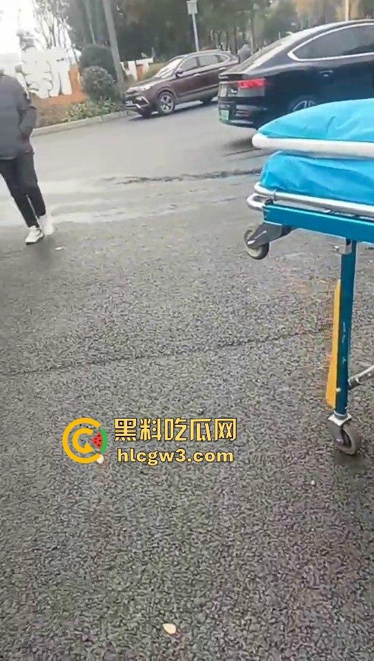 成都郫县渣土车侧翻压塌小轿车，事故致三死一伤，原因疑为小车强行变道！-9