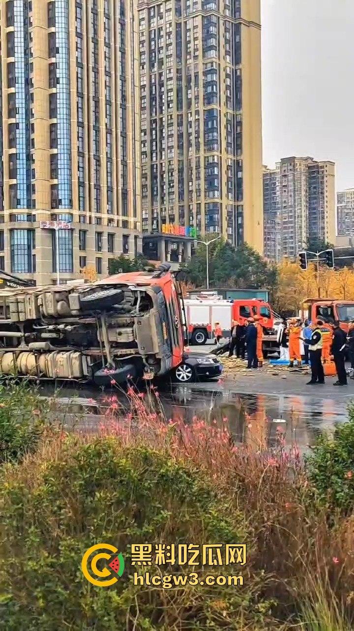 成都郫县渣土车侧翻压塌小轿车，事故致三死一伤，原因疑为小车强行变道！-11