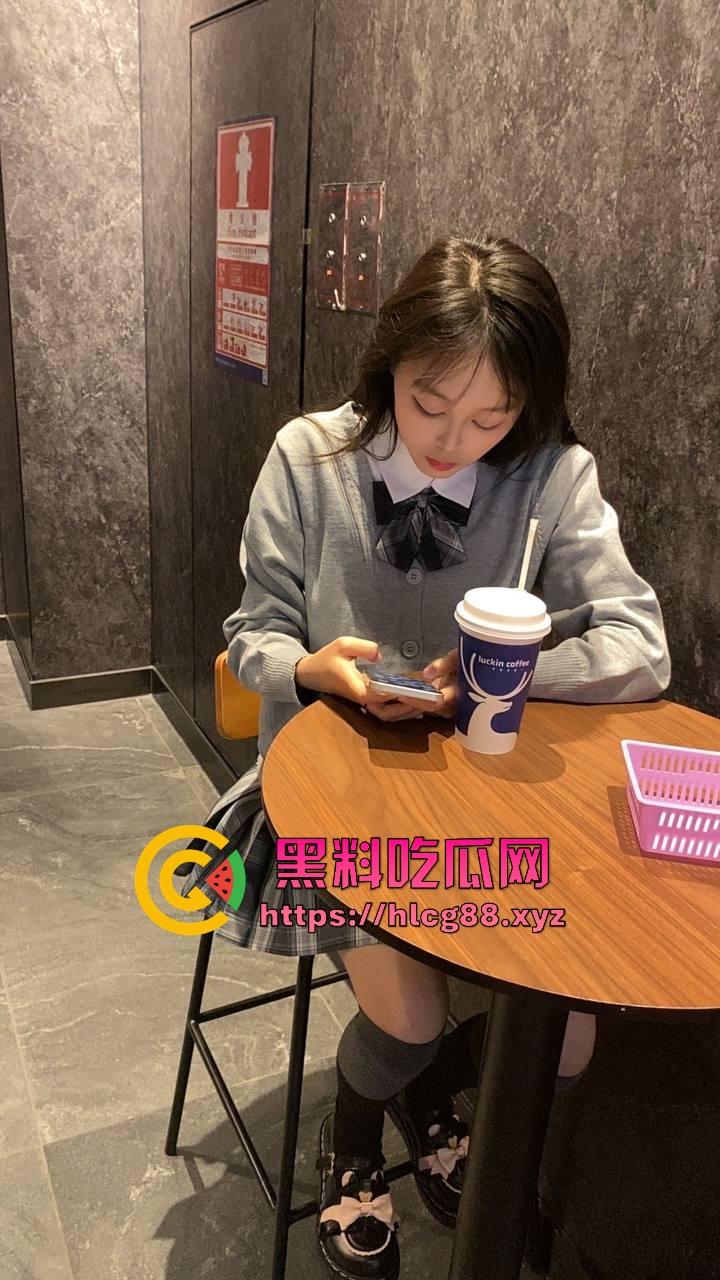 河北老铁偷拍邻居巨乳少妇全裸拖地,奶子甩得跟钟摆似的骚得邪乎,这贱货啥怪癖非要光腚擦地板?-3