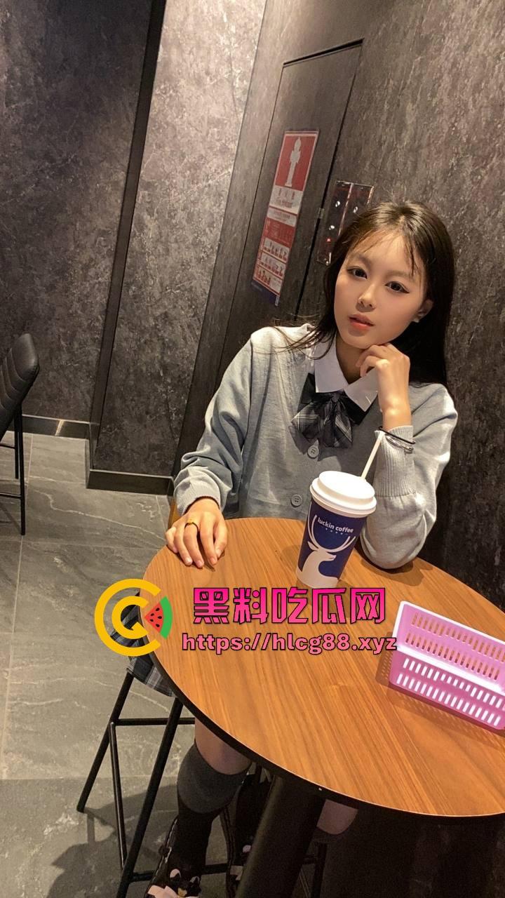 河北老铁偷拍邻居巨乳少妇全裸拖地,奶子甩得跟钟摆似的骚得邪乎,这贱货啥怪癖非要光腚擦地板?-4