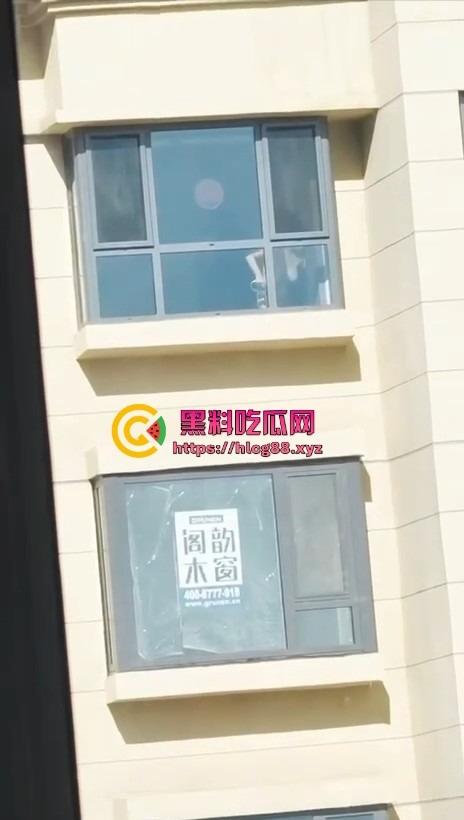 河北老铁偷拍邻居巨乳少妇全裸拖地,奶子甩得跟钟摆似的骚得邪乎,这贱货啥怪癖非要光腚擦地板?-7