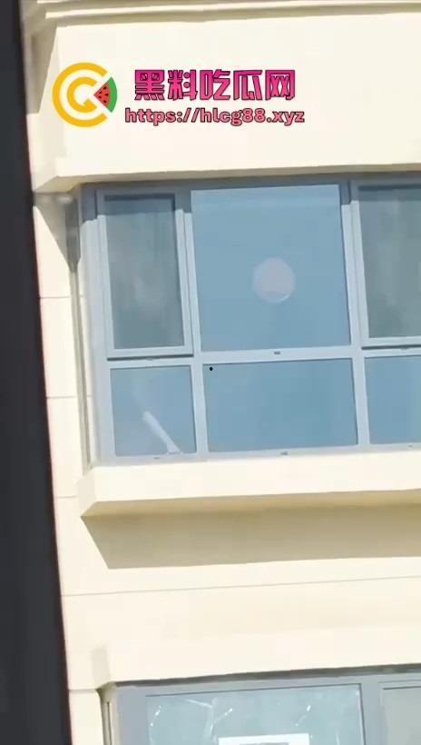 河北老铁偷拍邻居巨乳少妇全裸拖地,奶子甩得跟钟摆似的骚得邪乎,这贱货啥怪癖非要光腚擦地板?-9