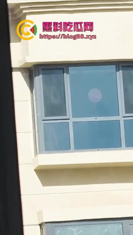 河北老铁偷拍邻居巨乳少妇全裸拖地,奶子甩得跟钟摆似的骚得邪乎,这贱货啥怪癖非要光腚擦地板?-10