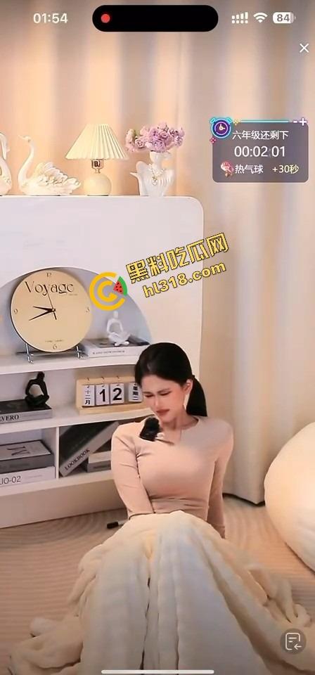 抖音女主播跳蛋十分钟大挑战,毛毯底下裙子塞着疯狂颤抖,直播忍到高潮爽到直喊老公!-10