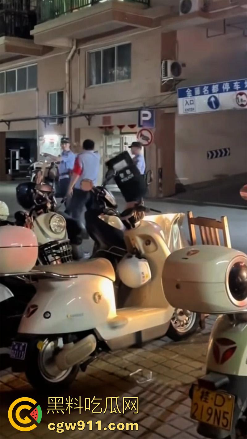 广西藤县河西疯牛伤人事件,伤者正在治疗疯牛仍在逃,警方联合多部门在大冲肚区域追捕!-7