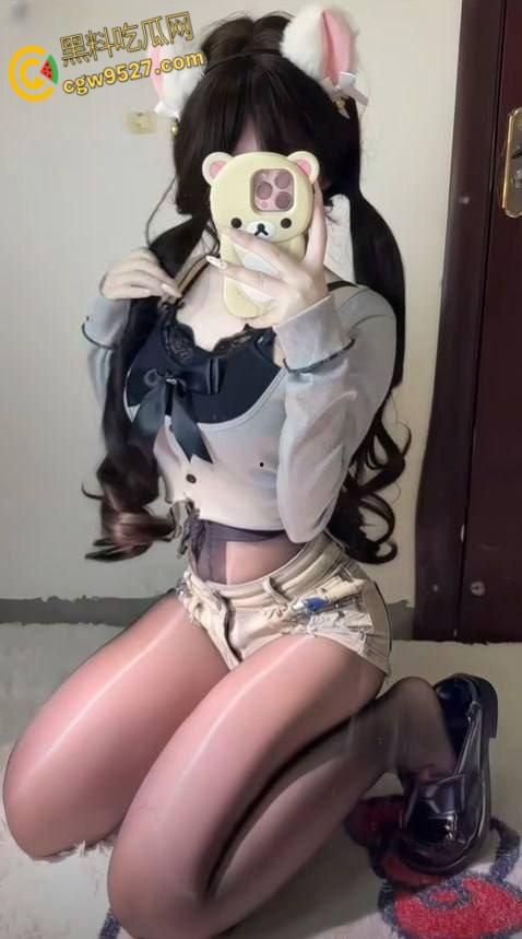 抖音美少女萝莉【曼萝】，小野猫穿肚兜玩弄巨乳，假阳具镜前发骚自慰，平常清纯可爱的妹妹这么反差！-5