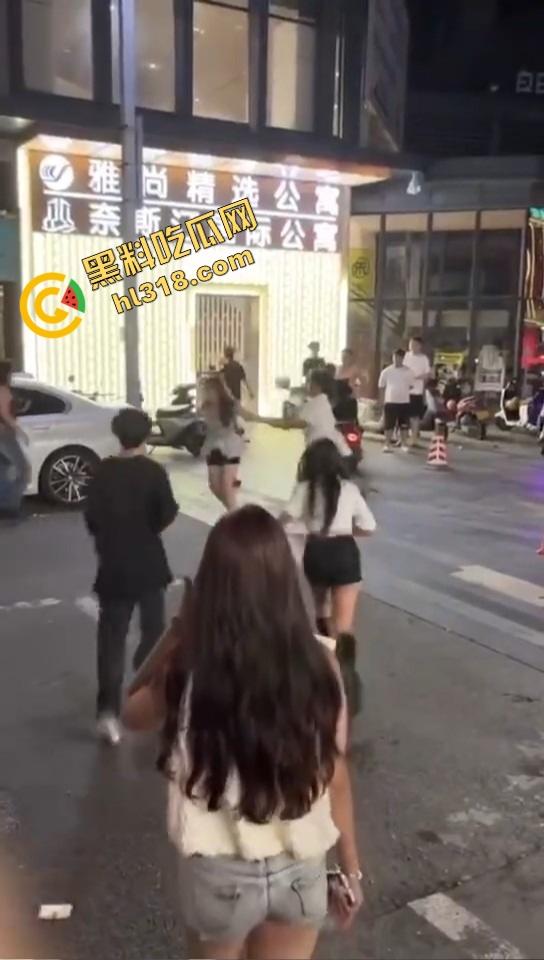 汕头精神小妹当街和妈撕逼,朋友拱火嗨到爆,这种女儿留家干嘛?直接送窑子体验社会!-3