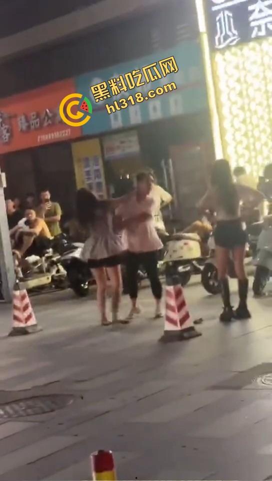 汕头精神小妹当街和妈撕逼,朋友拱火嗨到爆,这种女儿留家干嘛?直接送窑子体验社会!-6