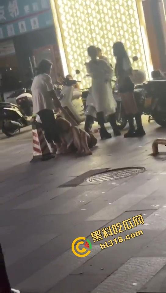 汕头精神小妹当街和妈撕逼,朋友拱火嗨到爆,这种女儿留家干嘛?直接送窑子体验社会!-7