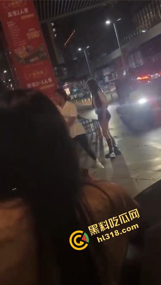 汕头精神小妹当街和妈撕逼,朋友拱火嗨到爆,这种女儿留家干嘛?直接送窑子体验社会!-9