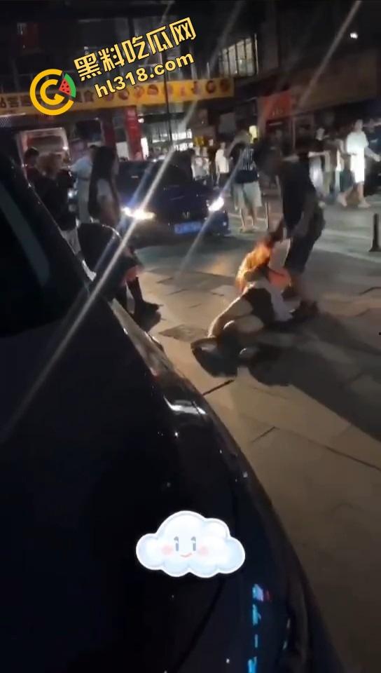 汕头精神小妹当街和妈撕逼,朋友拱火嗨到爆,这种女儿留家干嘛?直接送窑子体验社会!-10