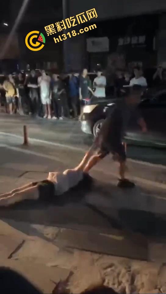 汕头精神小妹当街和妈撕逼,朋友拱火嗨到爆,这种女儿留家干嘛?直接送窑子体验社会!-12