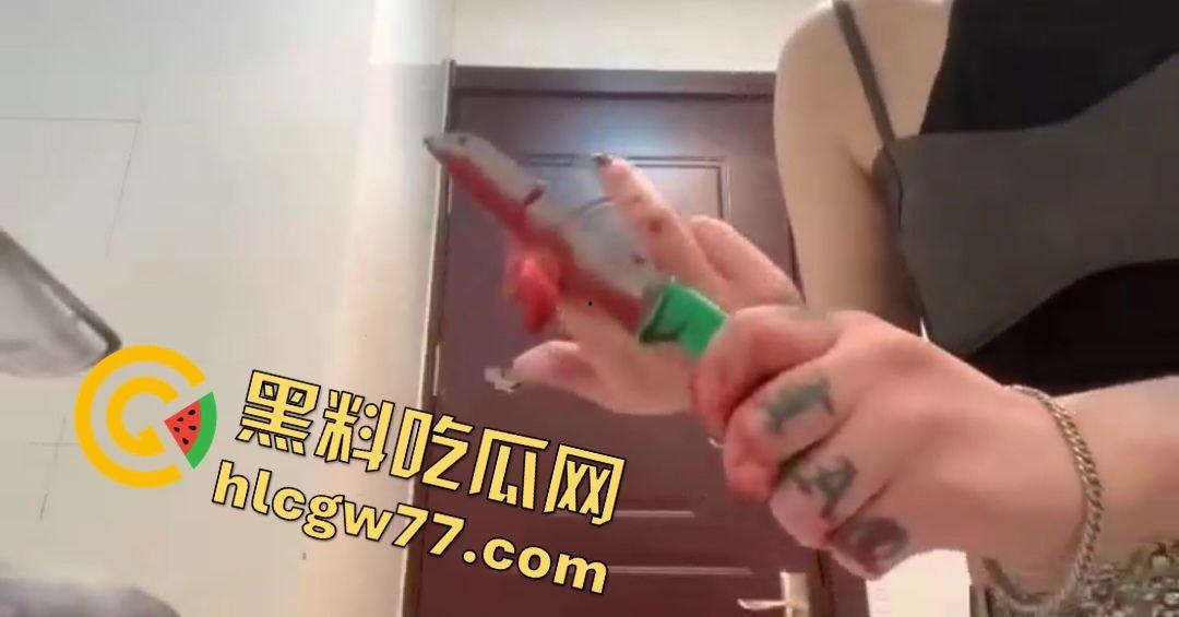 精神小妹为劈腿男友自残!闺蜜背叛,手起刀落中指断,全程一声没叫!-8