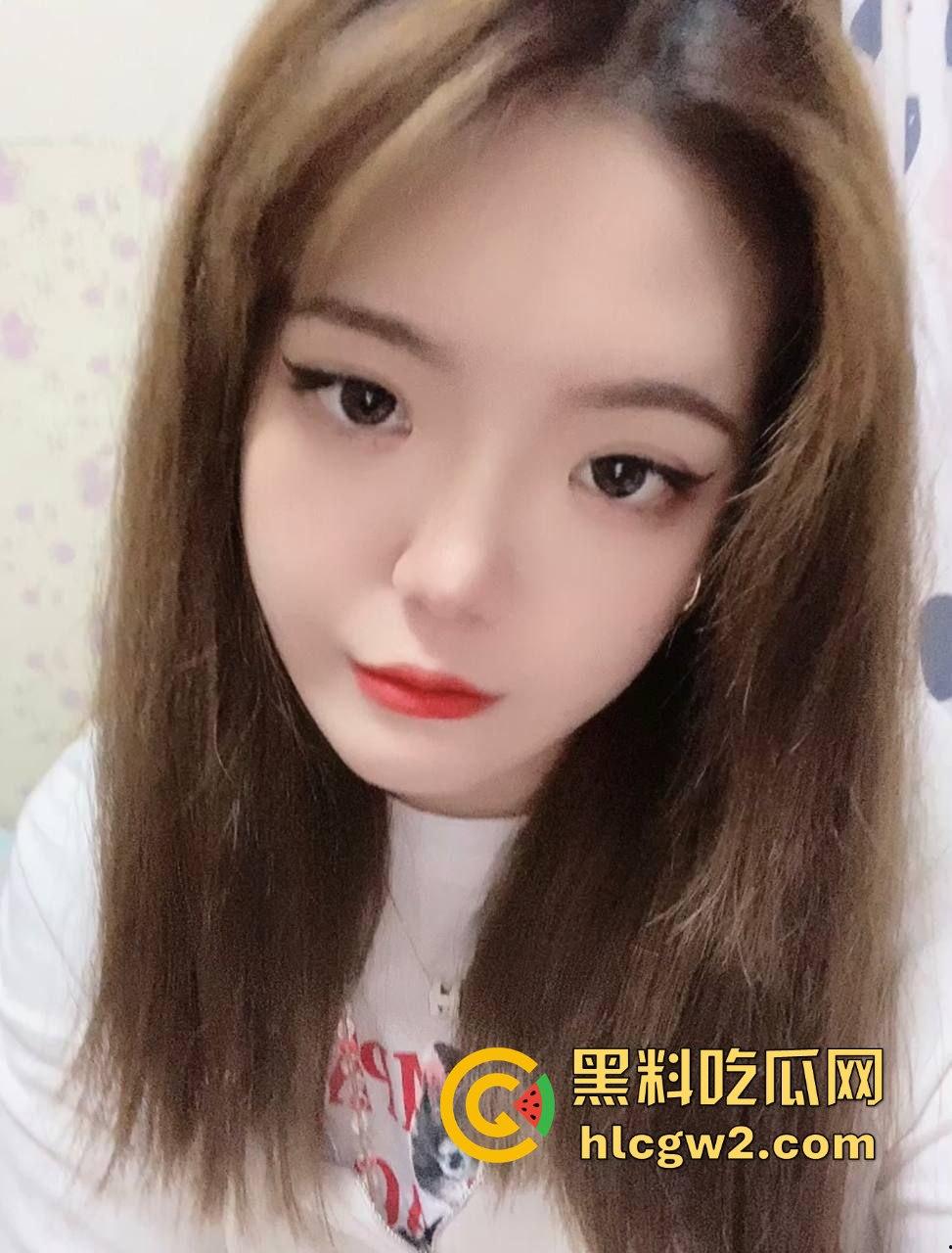 湖北26岁『郭可岚』掰开馒头穴自拍流出 被男友干的翻白眼伸舌头打炮痴态毕露,云盘视频全网疯传!-4