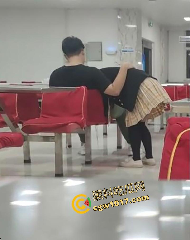 常州轻工大学饭堂激情一刻,JK清纯女大激情相吻,情到浓处直捅裙底骚逼,随后女生跪地疑似深喉口交,当我们不是人是吧!-6