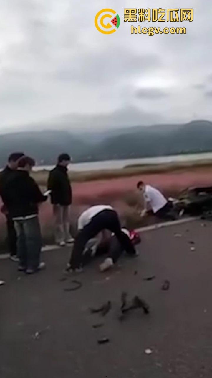 玩车就是玩命！两大学生借车带妹 超速飚车不慎相撞 一死一废-6