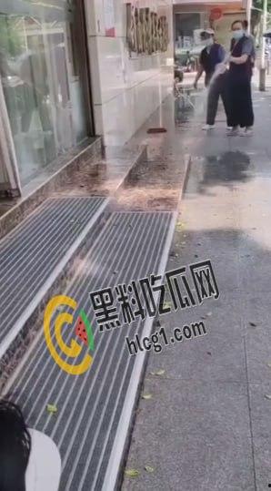 广州女孩整牙手术做残废了上门讨说法 被店员拿水枪冲并拖拽 现在无良商家都这么嚣张吗?-6