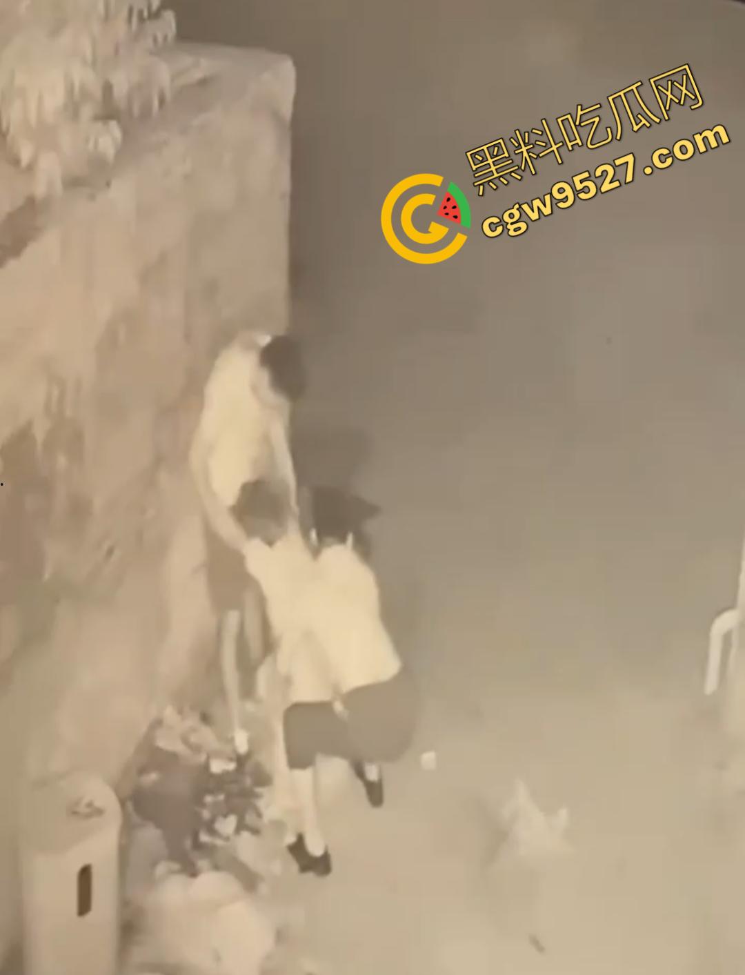 山东女子醉路边惨遭两男子轮奸!两男子色胆包天激情3P被监控全程记录,路过行人震惊不已不敢直视-1