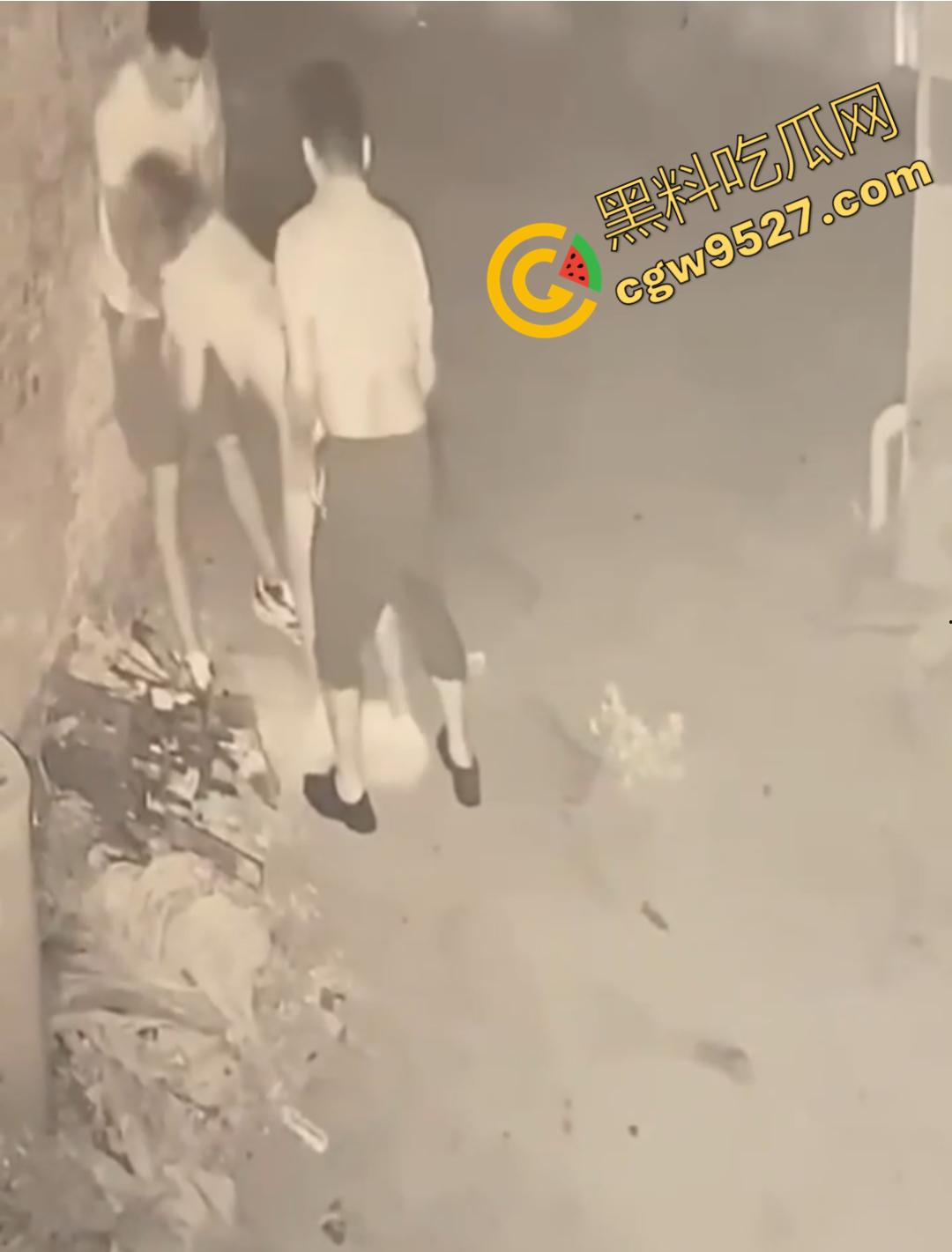 山东女子醉路边惨遭两男子轮奸!两男子色胆包天激情3P被监控全程记录,路过行人震惊不已不敢直视-4