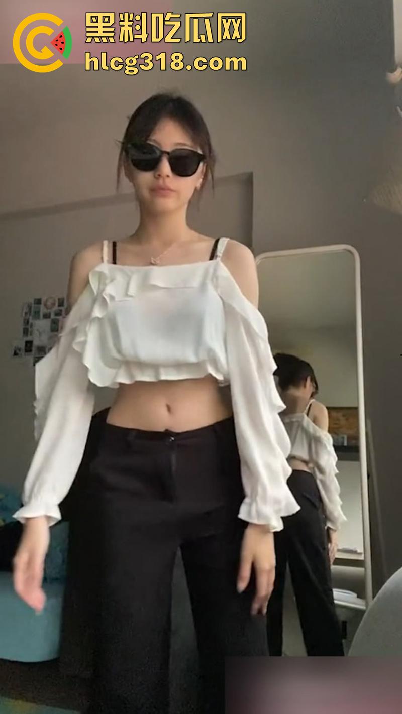 茂名一中白月光女神【梁思瑶】,脸蛋精致酮体诱人,约炮大屌体育生,后入打桩白嫩美臀。-4