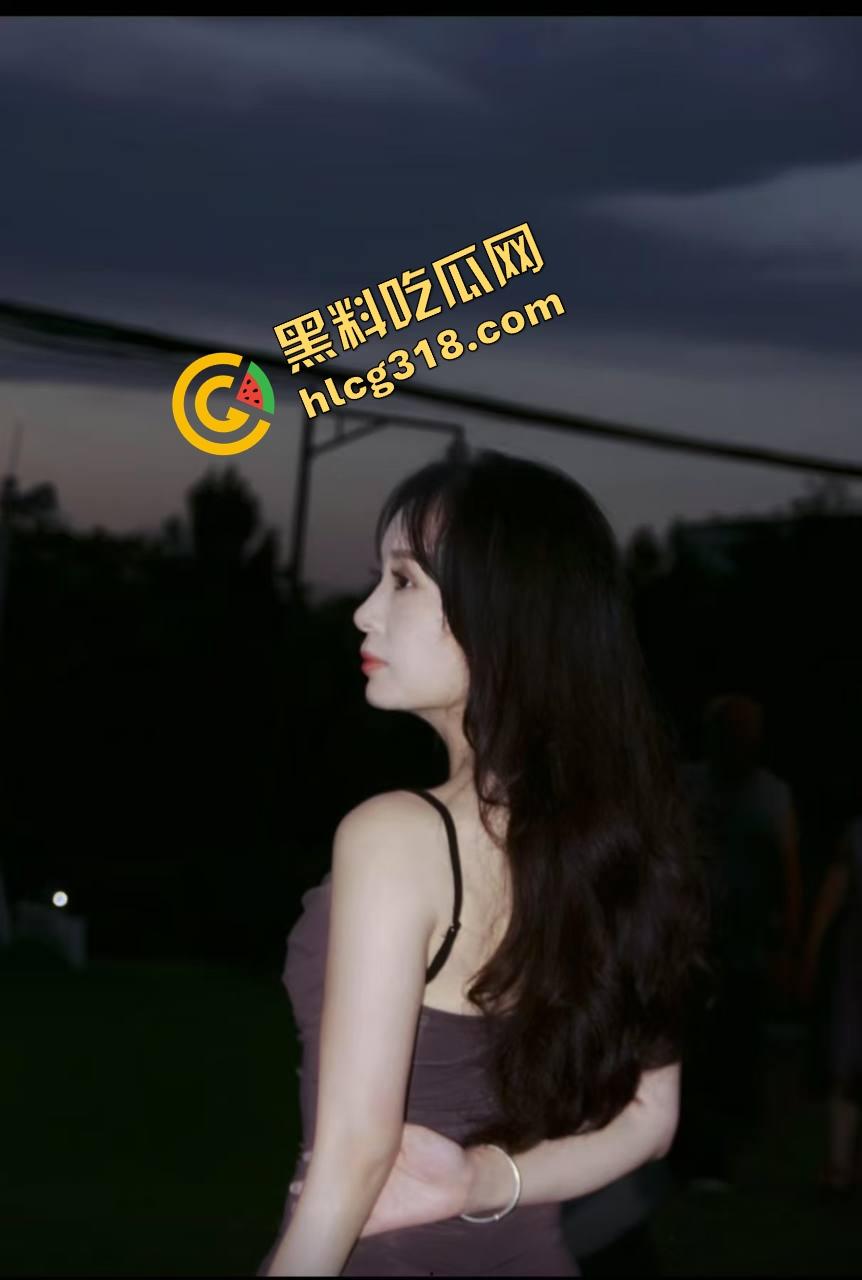 奶子走光都不遮?这这个就叫做专业!山西工商拉丁妹跳舞跳到走光,左边奶子完全露出还在跳!-3