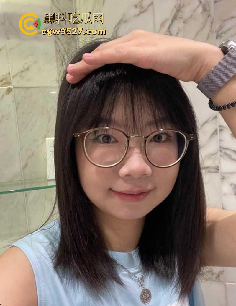 湘潭大学清纯眼镜学生妹【李亿】和男友玩性爱游戏拍淫片,淫姿骚态犹如服食春药,全程露脸反差至极!-2