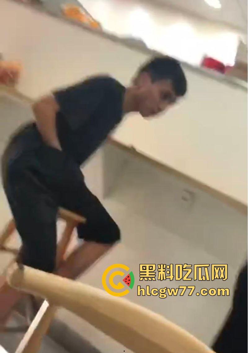 蜜雪冰城狙击手!精神小伙当众撸管~兄弟,这么饥渴么,这种坦克也这么有兴趣?-2